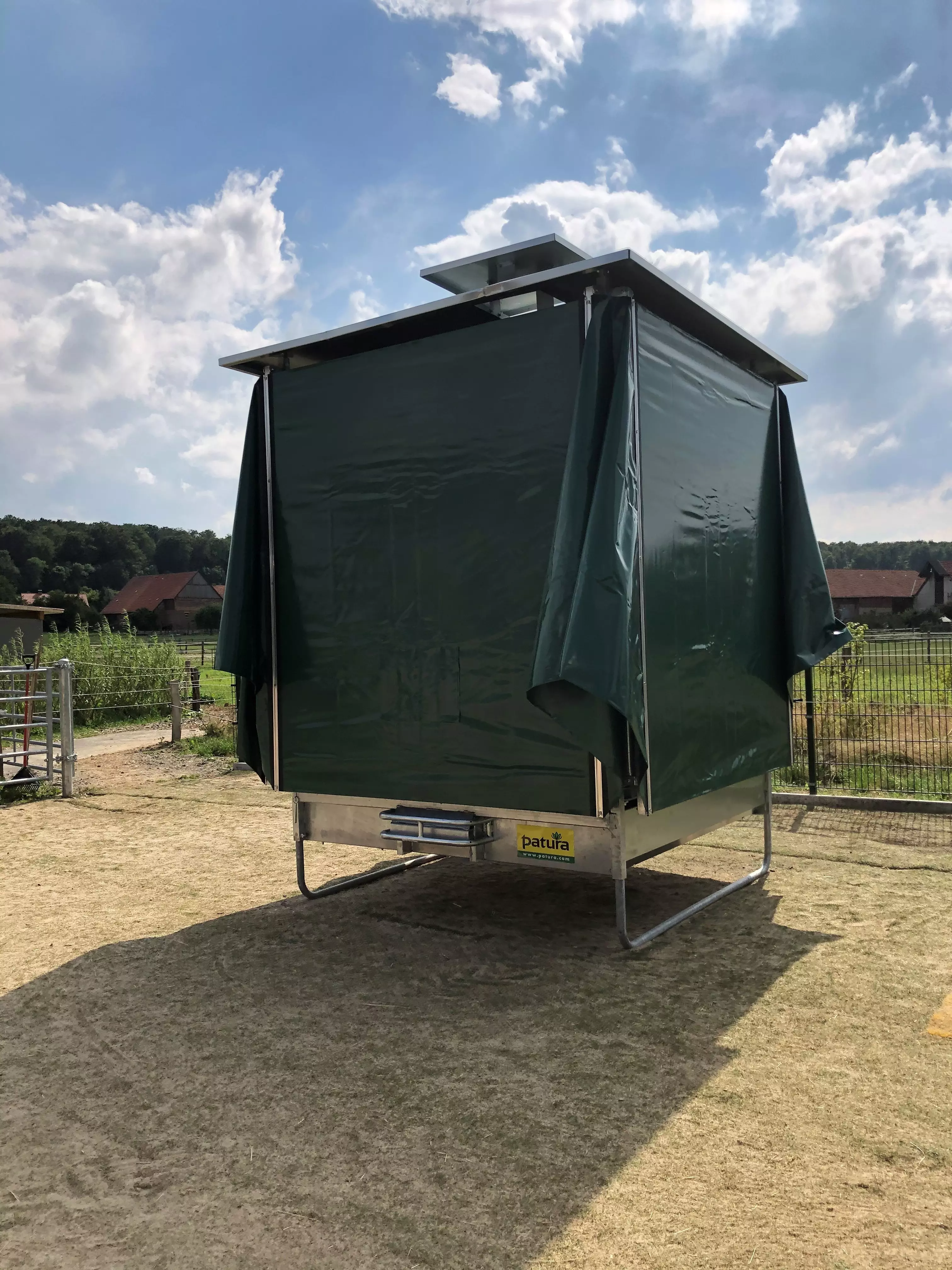 PATURA Klima-Raufe mit Dach Profi-Viereckraufe mit Sicherheits-Pferdefressgittern 12 Fressplätze