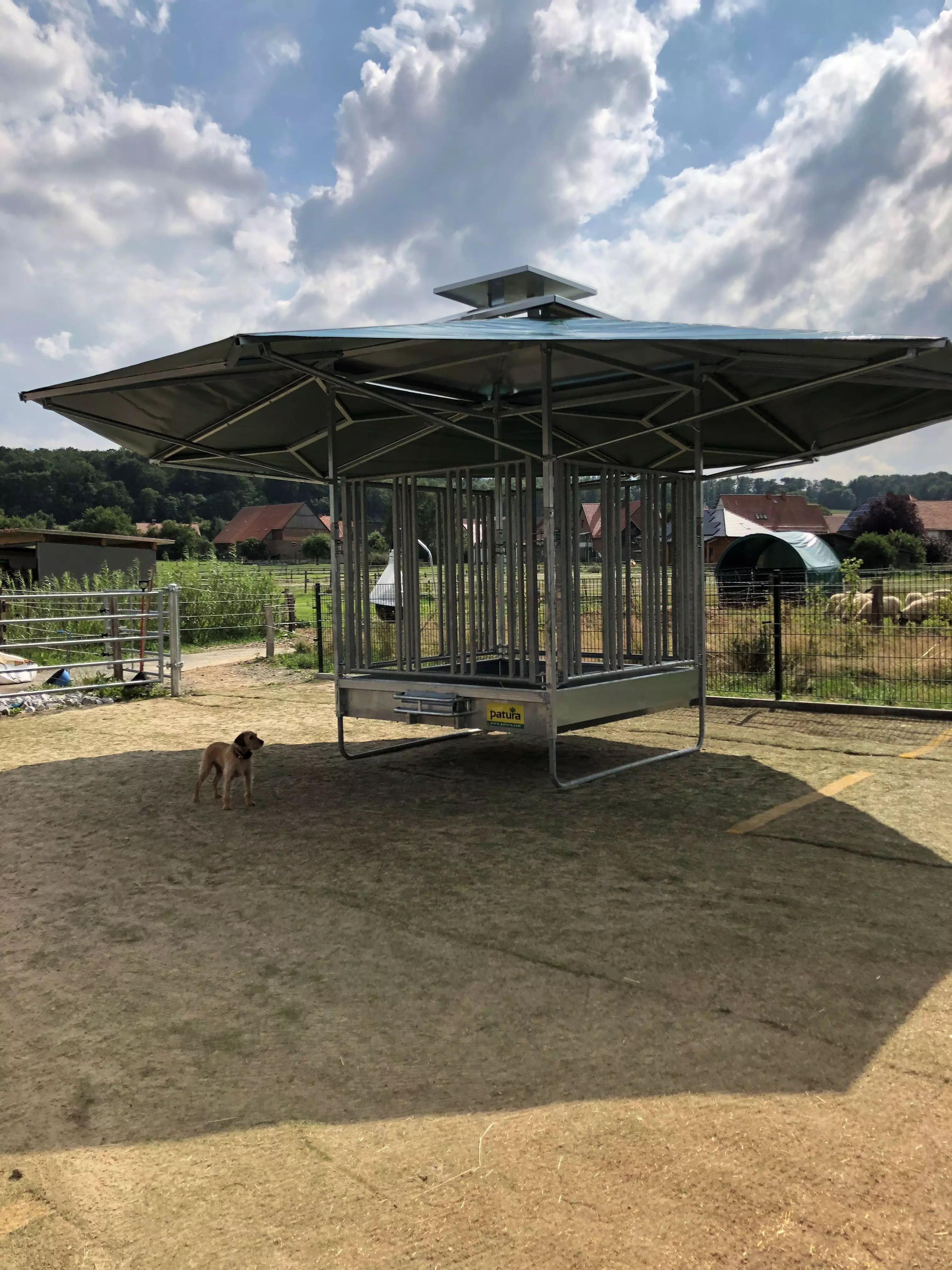 PATURA Klima-Raufe mit Dach Profi-Viereckraufe mit Sicherheits-Pferdefressgittern 12 Fressplätze