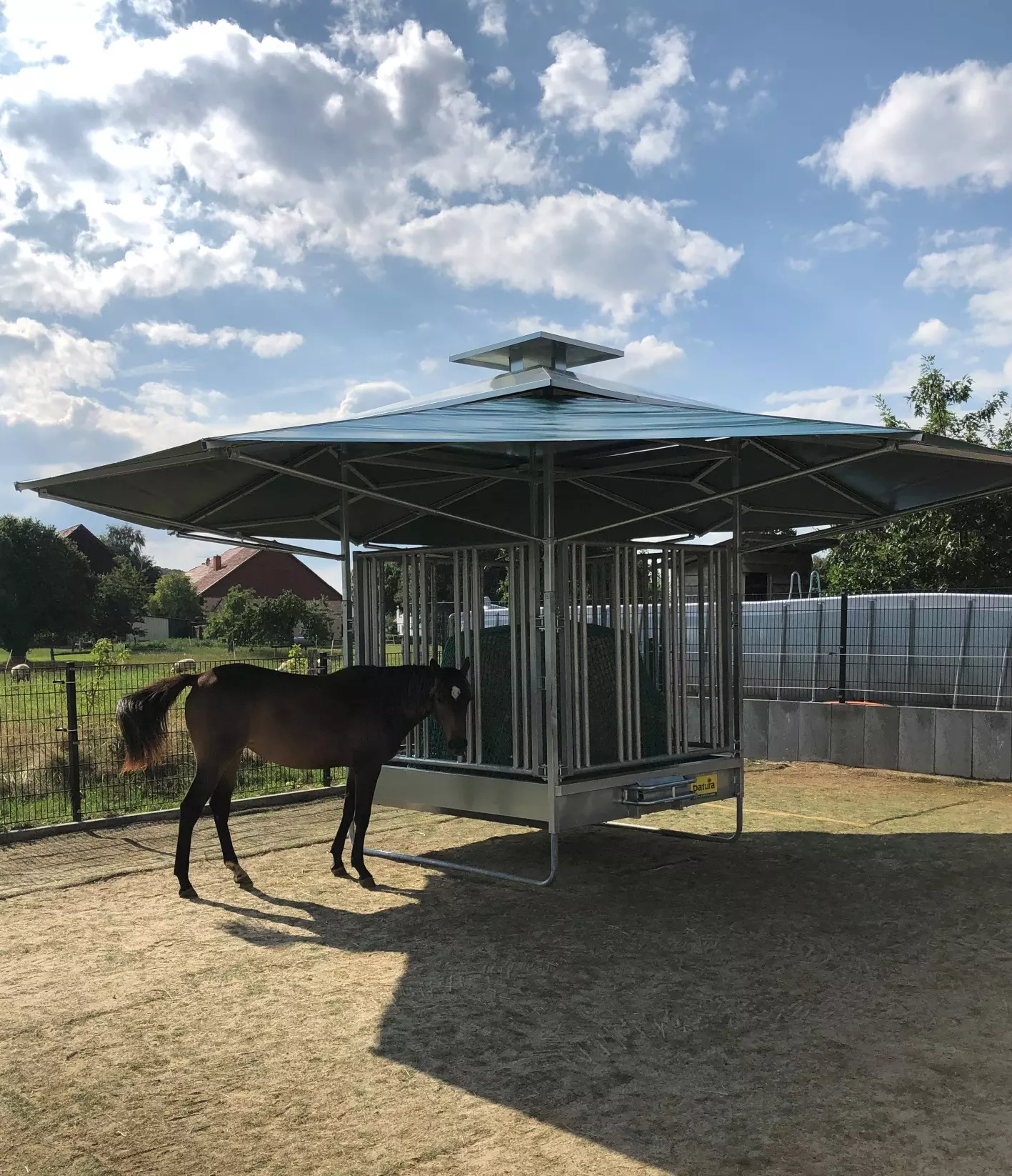 PATURA Klima-Raufe mit Dach Profi-Viereckraufe mit Sicherheits-Pferdefressgittern 12 Fressplätze