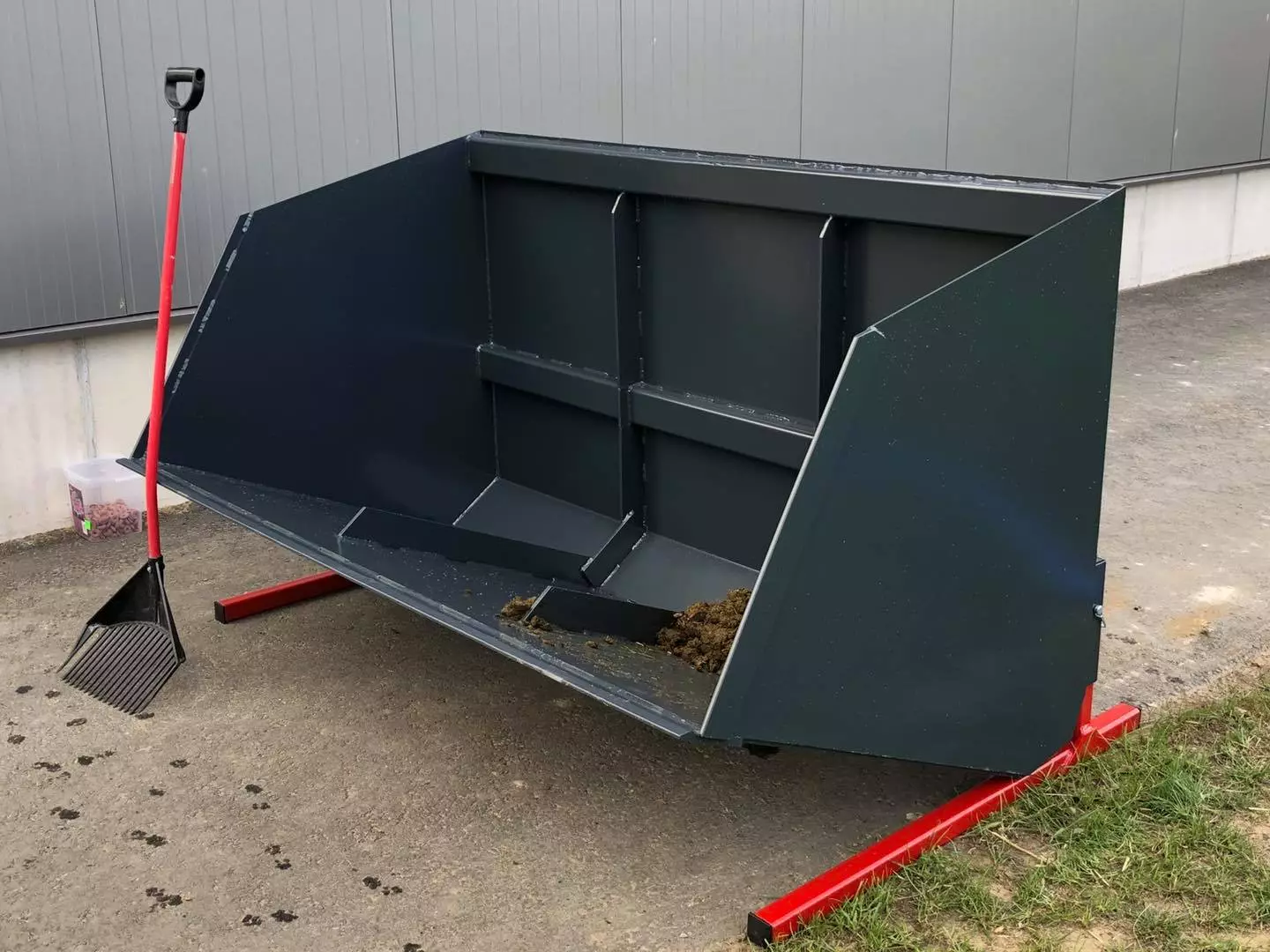 Mistkuli Mistmulde UNI-GS Großraumschaufel mit Stützfüßen - [ 2400mm ]